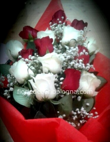 mazzo rose bianche e rosse